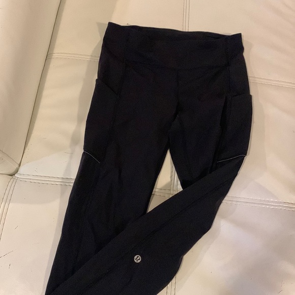 Lululemon Size 6 Black Leggings with Pockets - Picture 1 of 3